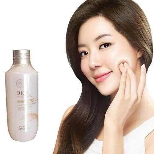 Nước hoa hồng The Face Shop Rice Ceramide Moisture Toner cung cấp và cân bằng độ ẩm trên da, thu nhỏ lỗ chân lông, chăm sóc da mềm mịn, rạng ngời (ảnh: internet).