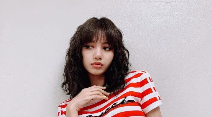 Croptop sọc đỏ nổi bật và quyến rũ khi được nữ rapper mix cùng quần jean.( nguồn ảnh: internet.) Croptop sọc đỏ nổi bật và quyến rũ khi được nữ rapper mix cùng quần jean.( nguồn ảnh: internet.)