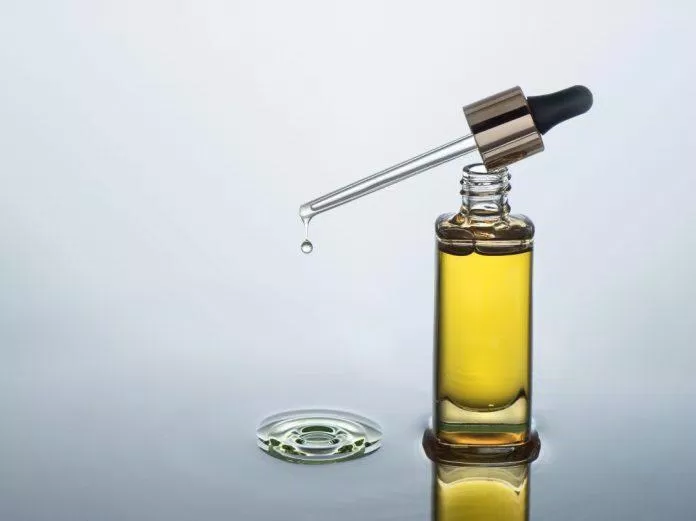 Dùng dầu dưỡng khi da đã đủ ẩm sẽ giúp dầu dưỡng phát huy tối đa tác dụng