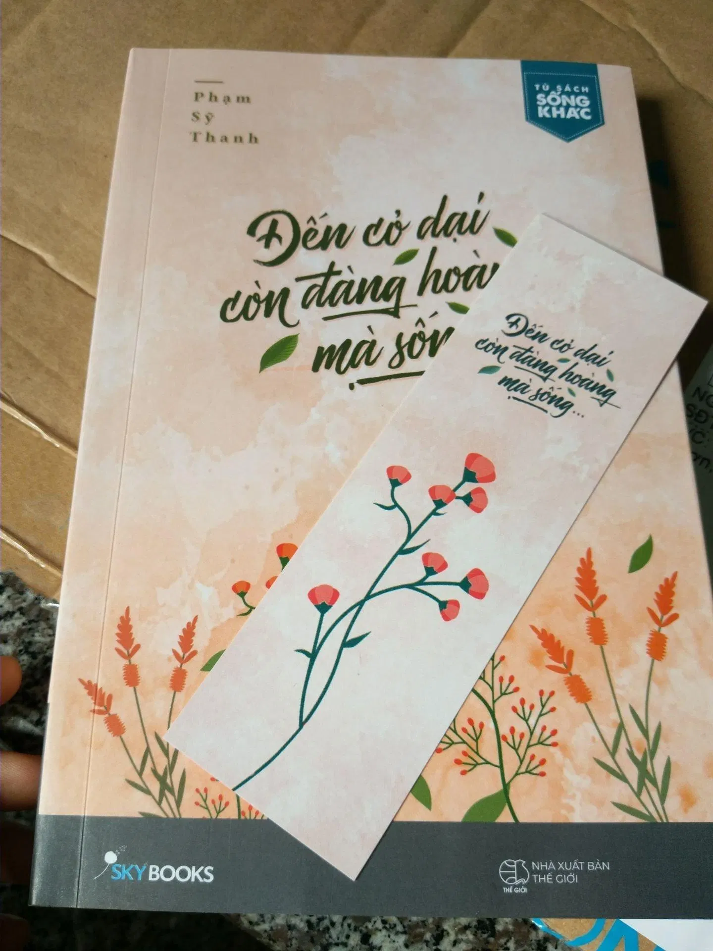 Cuốn sách Đến Cỏ Dại Còn Đàng Hoàng Mà Sống truyền thông điệp đứng dậy mạnh mẽ Cuốn sách Đến Cỏ Dại Còn Đàng Hoàng Mà Sống truyền thông điệp đứng dậy mạnh mẽ