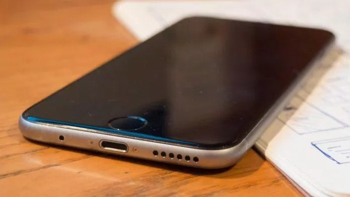 Apple đã loại bỏ jack cắm tai nghe 3.5mm kể từ iPhone 7. Ảnh: internet