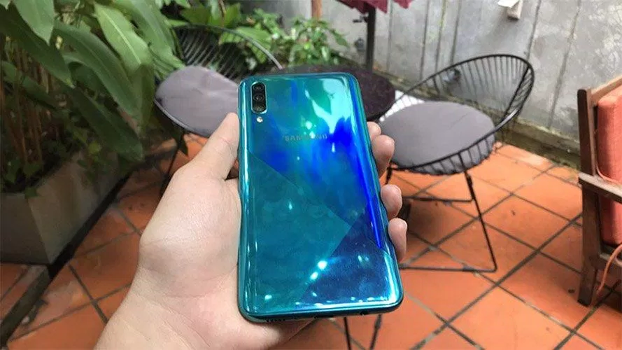 galaxy a30s Mặt lưng của A30s bị bám vân tay khá nhiều. Ảnh: internet