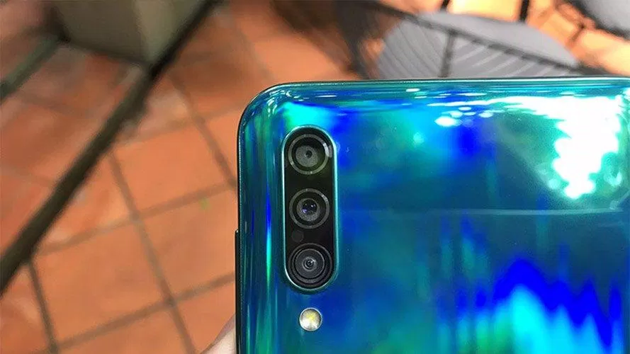 galaxy a30s Máy vẫn được trang bị 3 camera và đèn flash ở mặt sau. Ảnh: internet