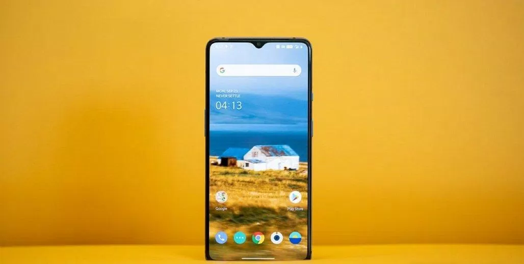 OnePlus 7T vẫn mang trên mình thiết kế màn hình giọt nước quen thuộc. Ảnh: internet