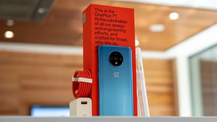 Phụ kiện đi kèm OnePlus 7T khá đầy đủ và đẹp. Ảnh: internet