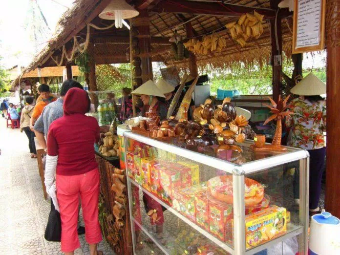Gian hàng bán kẹo dừa và quà lưu niệm từ dừa tại Hội chợ Thương mại 2012