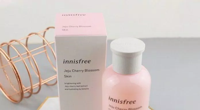 Nước hoa hồng Innisfree Jeju Cherry Blossom Skin giúp da trắng mịn