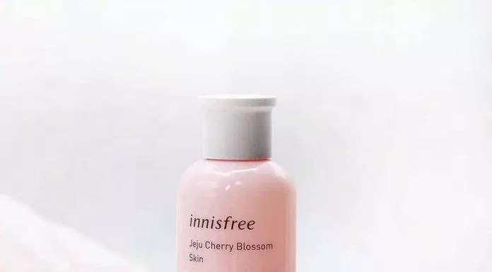 Innisfree Jeju cherry Blossom Skin cấp ẩm giúp da mềm mịn hơn