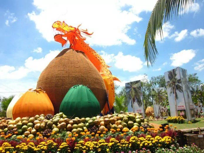 Không gian xứ dừa 2012 được trang trí hình tượng rồng