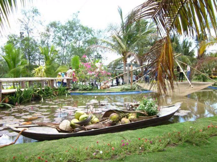 Chiếc thuyền chở đầy dừa tại Không gian dừa 2012