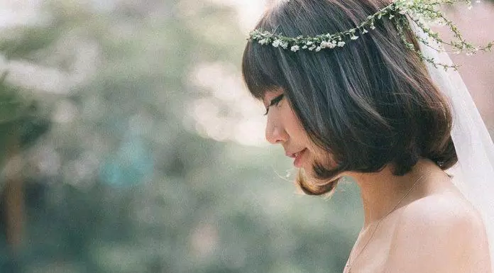 Cô dâu trẻ trung với mái tóc ngắn uốn cúp. (nguồn: Internet)