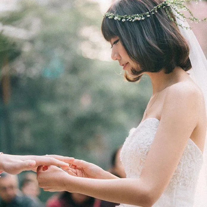 Hay chỉ đơn giản với veil thôi cũng đủ xinh rồi