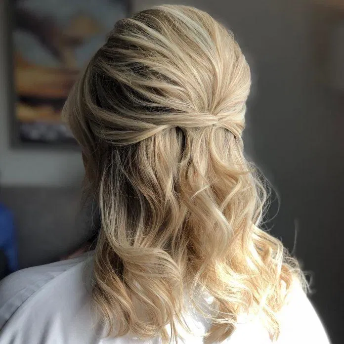 Tóc cột một nửa vừa tạo vẻ đẹp nữ tính, vừa không quá đơn điệu. (Nguồn: Internet)