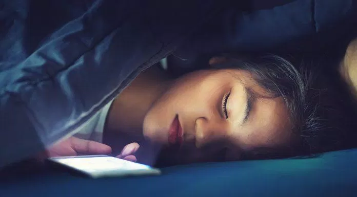 Sử dụng điện thoại có màn hình OLED trước khi ngủ sẽ làm các tác hại nghiêm trọng hơn. Ảnh: internet