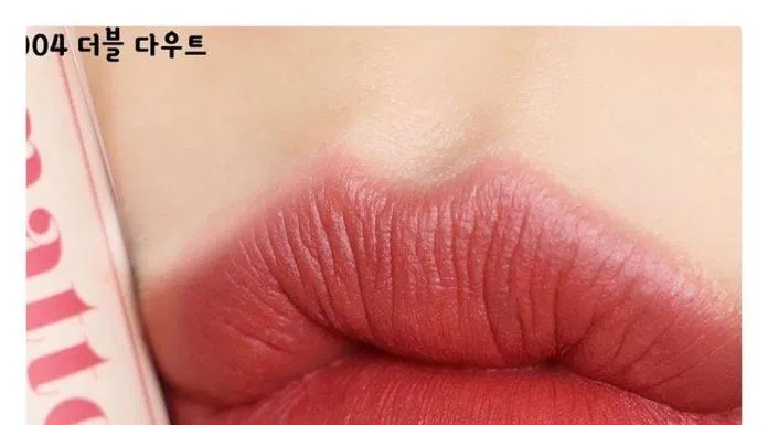 Tông hồng đất với nhiều sắc đất giúp màu son trendy hơn nhiều (nguồn: Internet)