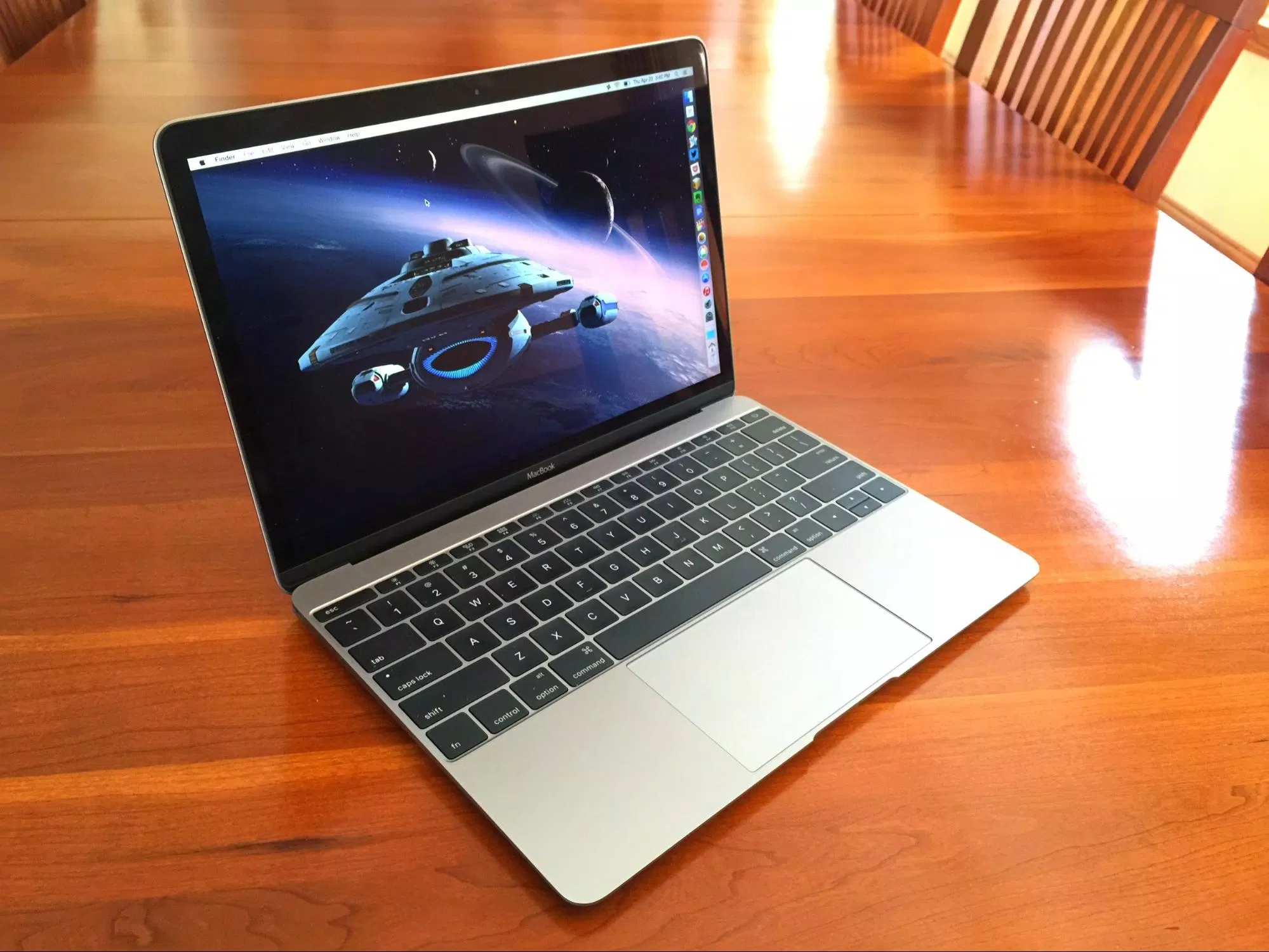 Macbook 12 inch có thời lượng pin rất trâu. Ảnh: internet