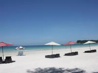 Bãi biển Minh Châu với cát trắng như tuyết, mịn như nhung