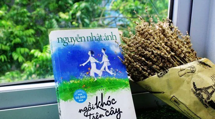 Ngồi khóc trên cây