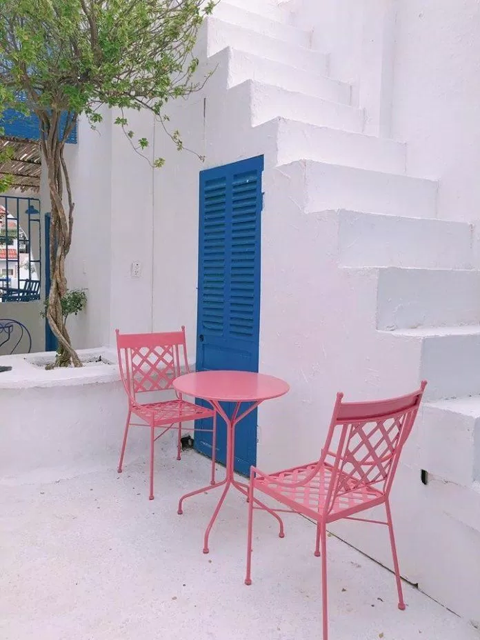 Quán cà phê đẹp check in tại Sài Gòn - Ngôi nhà màu hồng và chiếc xe màu xanh