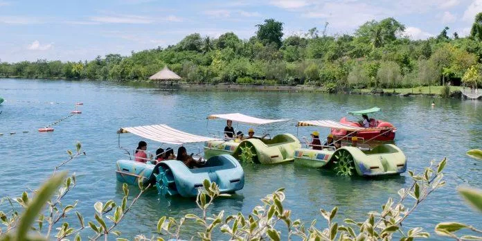 Trò ô tô nước - trò chơi giúp bạn ngắm được trọn vẹn hồ nước ngọt rộng lớn