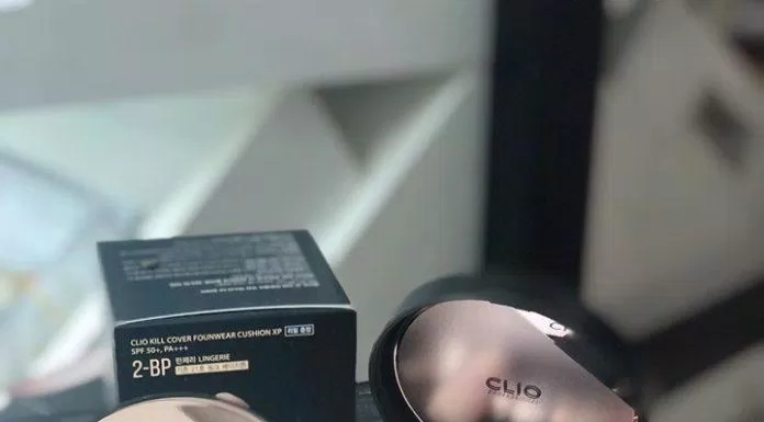 Phấn nước Clio có kèm theo gương soi và bông mút. (nguồn: Internet)