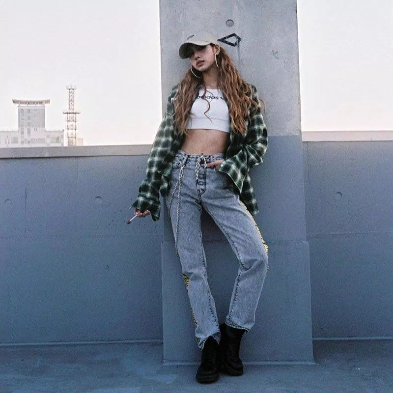 Hay chúng ta có thể thay đổi set đồ bằng việc khoác ngoài và phối croptop trong, quần jean xanh nhạt với một chiếc boots đen và đừng quên một chiếc mũ lưỡi trai để trông cá tính hơn nhé các cô nàng. (nguồn ảnh: internet)