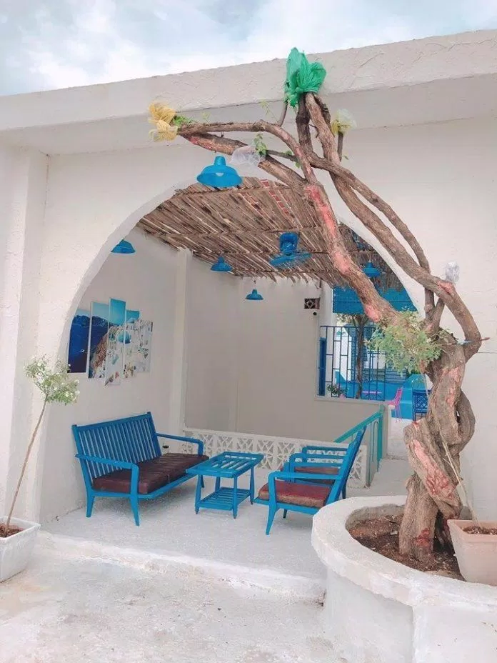 Quán cà phê đẹp check in tại Sài Gòn - Ngôi nhà màu hồng và chiếc xe màu xanh