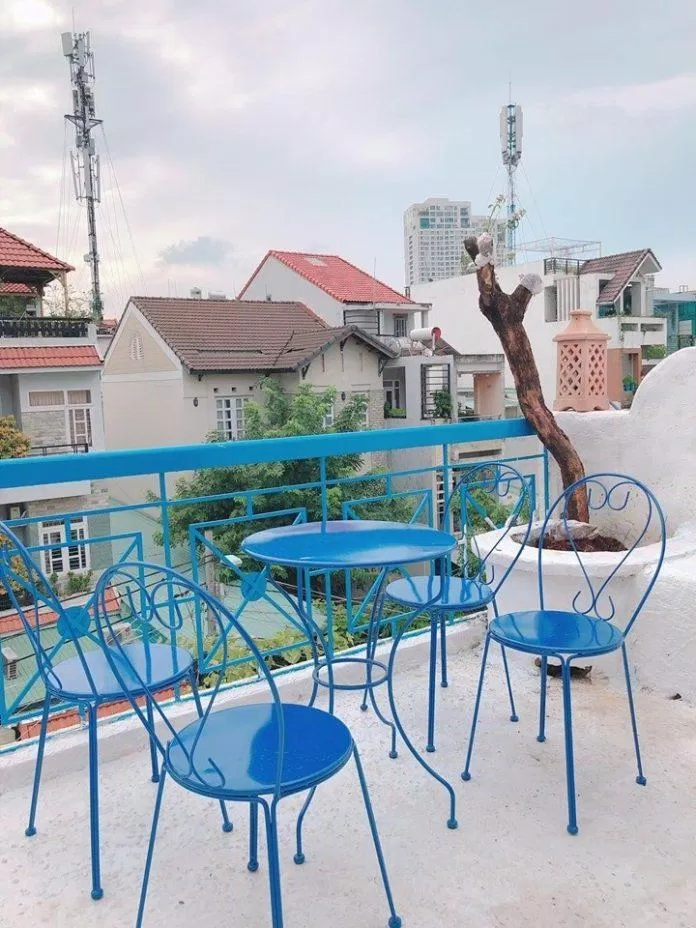 Quán cà phê đẹp check in tại Sài Gòn - Ngôi nhà màu hồng và chiếc xe màu xanh