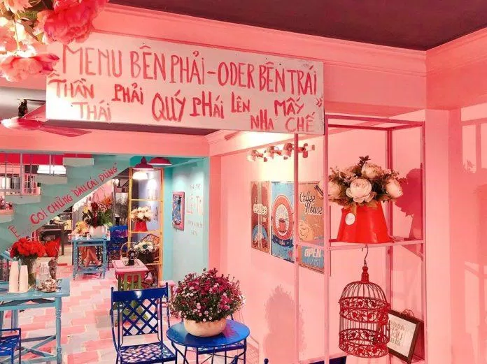 Quán cà phê đẹp check in tại Sài Gòn - Ngôi nhà màu hồng và chiếc xe màu xanh