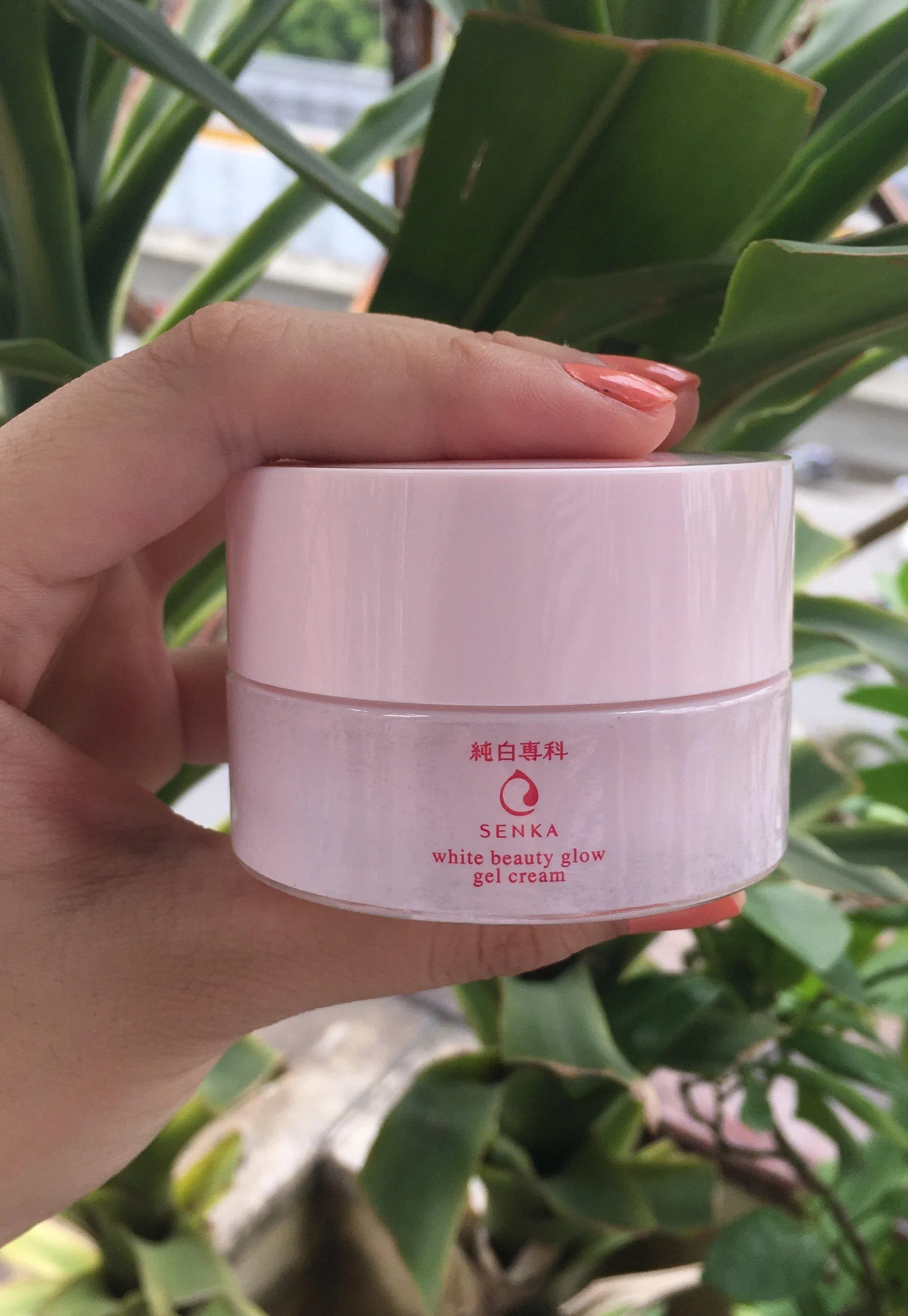 Kem dưỡng trắng da ban đêm Senka White Beauty Glow Gel Cream.