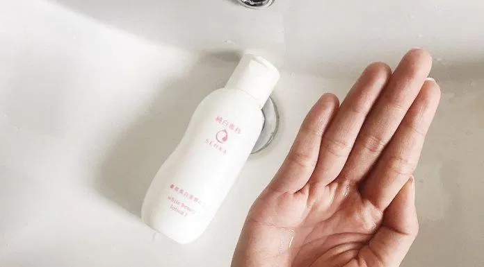 Vỗ trực tiếp sản phẩm lên da để cấp ẩm thức thì