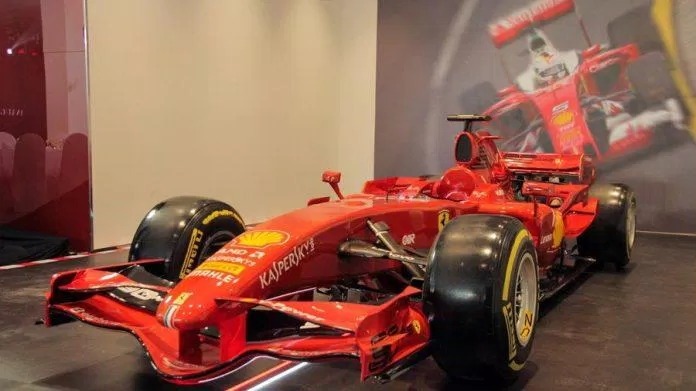Chiếc xe đua công thức 1 được đặt tại showroom Ferrari. Ảnh: internet