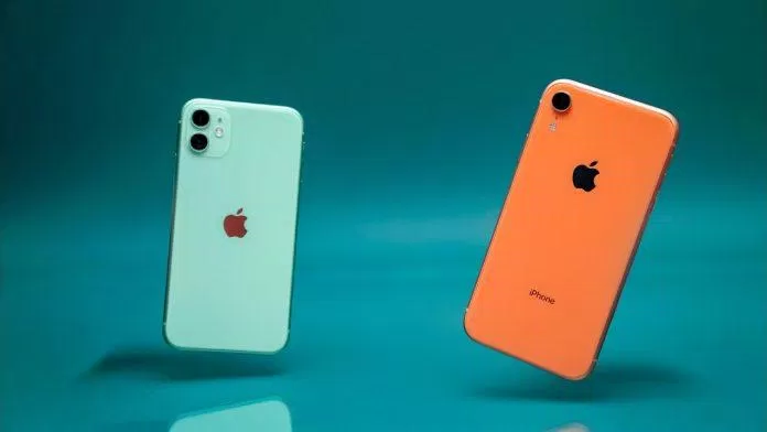 iphone Mặt lưng chính là điểm khác biệt dễ nhận thấy nhất giữa 2 điện thoại. Ảnh: internet