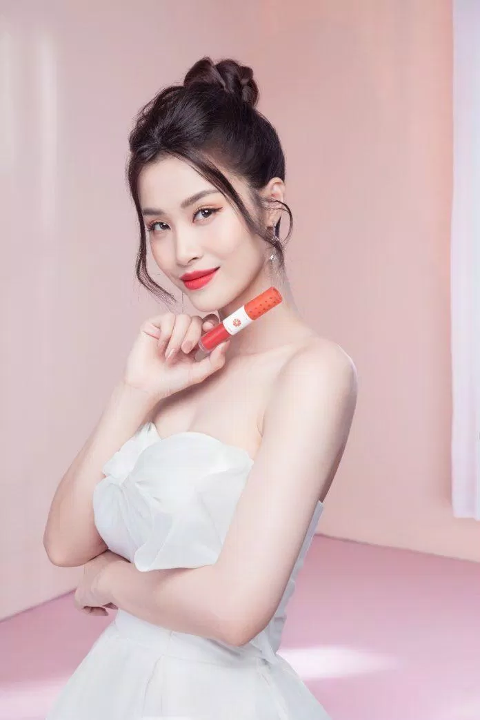 Dùng kết hợp hai đầu thỏi son để có đôi môi ưng ý nhất (nguồn: Internet)