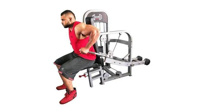 Tập tay sau bằng máy tricep dip machine.