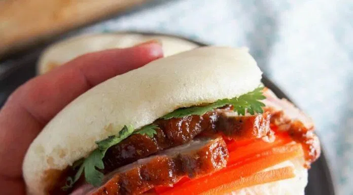 thưởng thức bánh bao