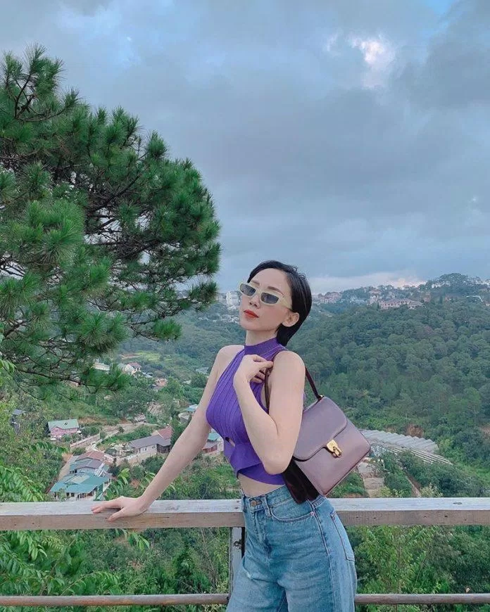 Tóc Tiên đeo túi "kẹp nách"