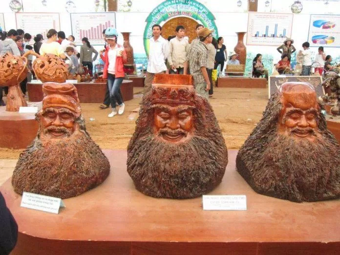 Tượng Phước - Lộc - Thọ làm từ dừa được trưng bày tại Triển lãm các sản phẩm từ dừa 2012