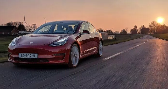 Tesla Model có thể đạt vận tốc 100km/h trong thời gian cực ngắn. Ảnh: internet