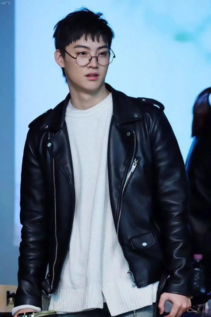 JB (GOT7) mix áo biker cùng áo trắng. (Nguồn: Internet)