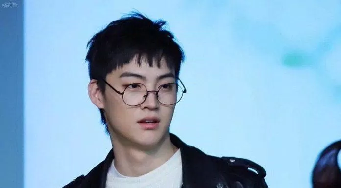 JB (GOT7) mix áo biker cùng áo trắng. (Nguồn: Internet)