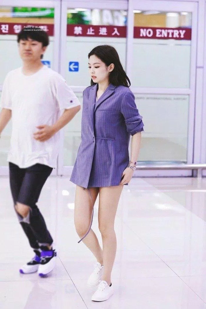Jennie từng diện mốt dấu quần với áo blazer. (Nguồn: Internet)