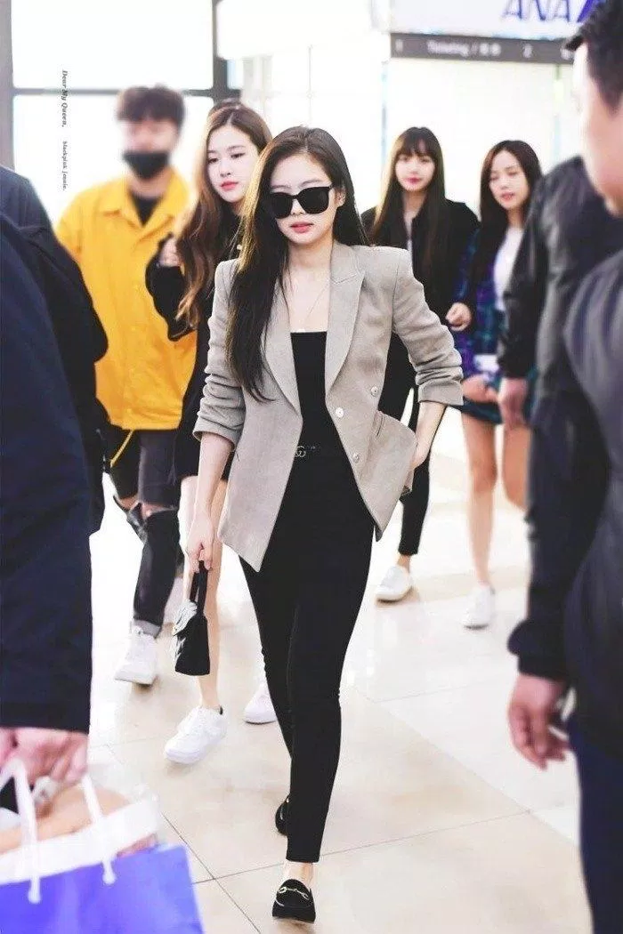 Jennie (BLACKPINK) rất tích cực lăn xê mẫu áo blazer. (Nguồn: Internet)