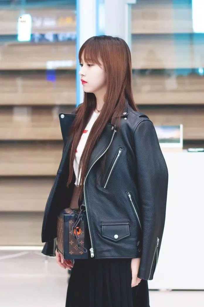 Mina (TWICE) lại kết hợp cùng chân váy xếp li dịu dàng. (Nguồn: Internet)
