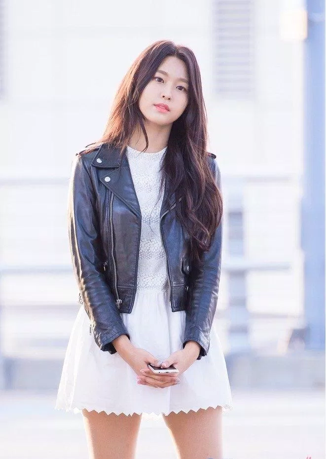 Seolhyun (AOA) lại kết hợp biker với váy liền thân . (Nguồn: Internet)