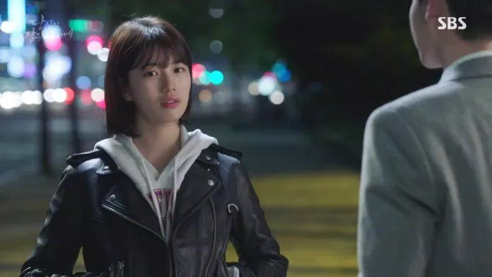 Suzy trông giống như học sinh khi diện cùng áo hoodie. (Nguồn: Internet)