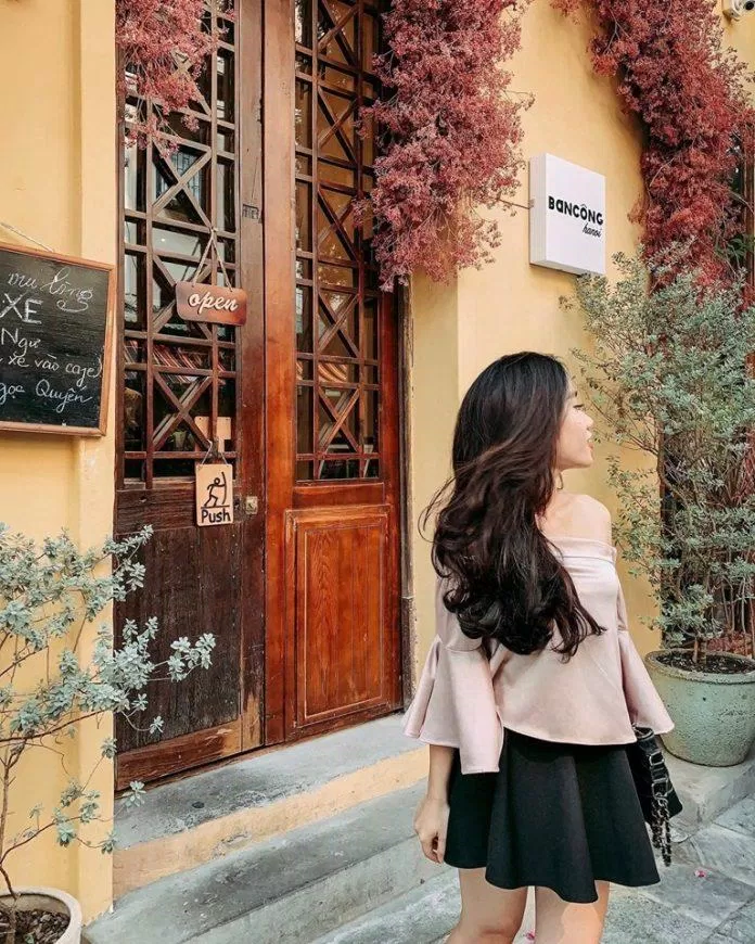 Ban Công Cafe hòa vào với nét đẹp của phố phường Hà Nội nhưng vẫn hiện lên những nét riêng khiến ai đi qua cũng phải ngoái lại nhìn. (Nguồn: Internet)