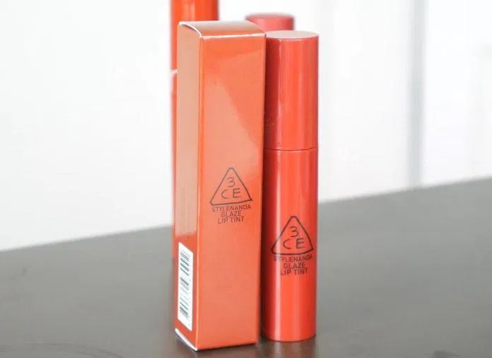 Thiết kế của 3CE Glaze Lip Tint đồng bộ từ ngoài vào trong, tạo hiệu ứng đồng nhất thích mắt