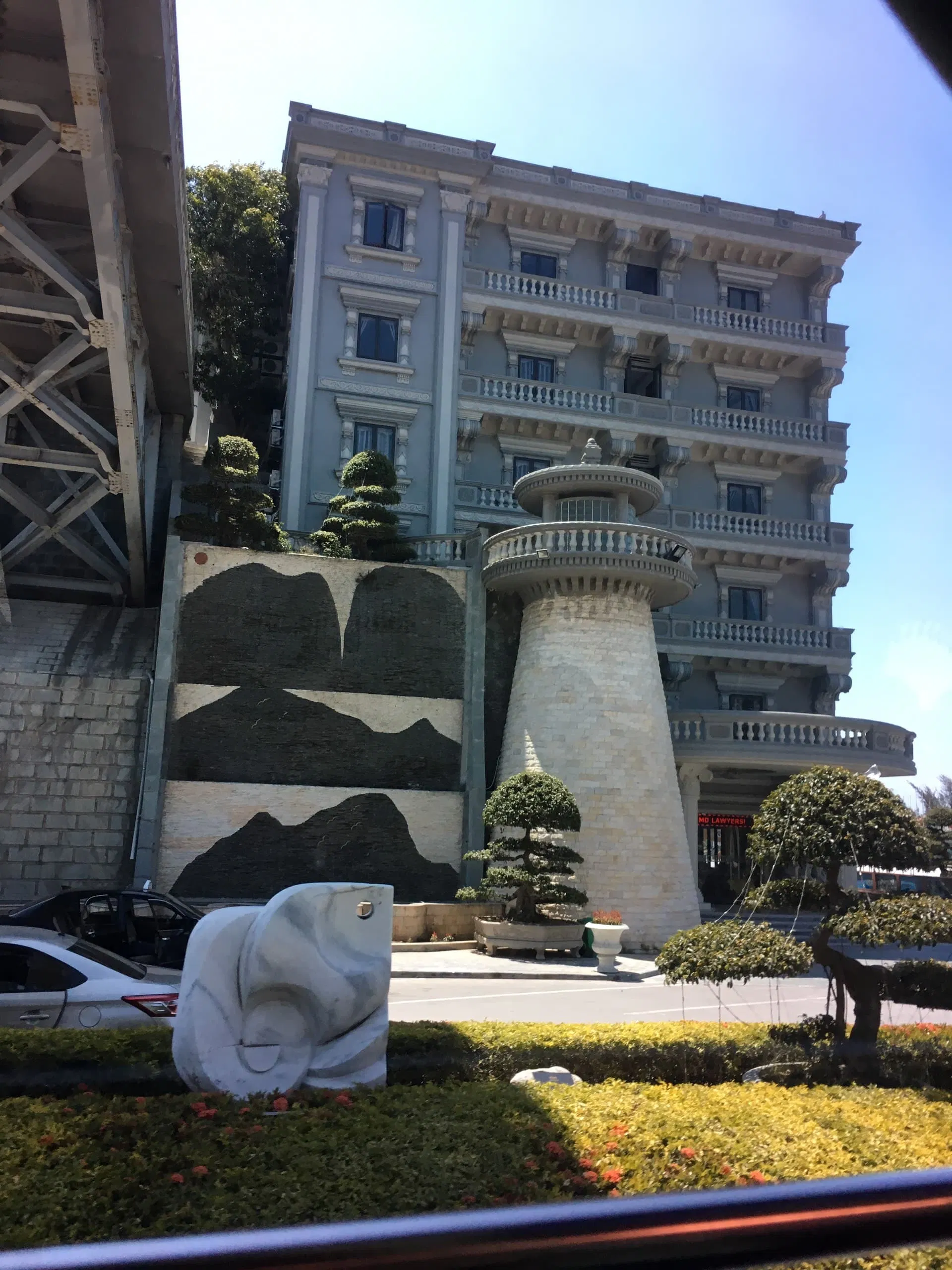 Phía ngoài cổng khu resort Phía ngoài cổng khu resort