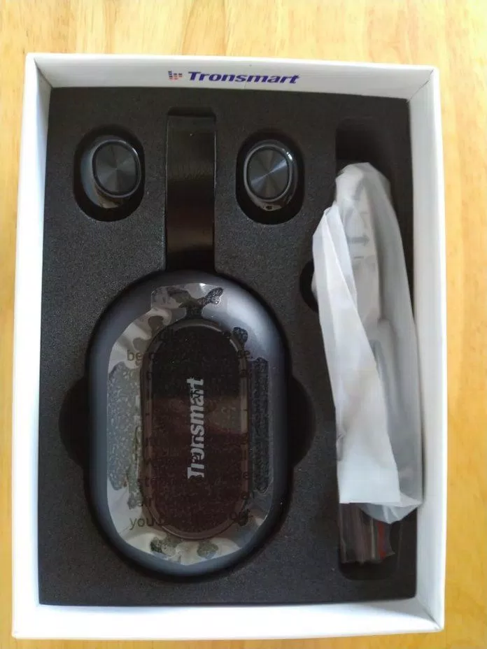 Bên trong hộp tai nghe Bluetooth Tronsmart Spunky Beat (ảnh : BlogAnChoi).